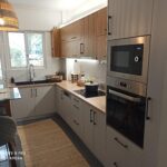 κουζινα με λακα και καπλαμα δρυς